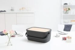 Brabantia Nic Broodtrommel - Met Bamboe Deksel - Dark Grey -Dagelijkse Benodigdheden Winkel 1200x799 2