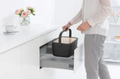 Brabantia Nic Broodtrommel - Met Bamboe Deksel - Dark Grey -Dagelijkse Benodigdheden Winkel 1200x799 3