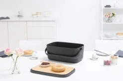 Brabantia Nic Broodtrommel - Met Bamboe Deksel - Dark Grey -Dagelijkse Benodigdheden Winkel 1200x799 5