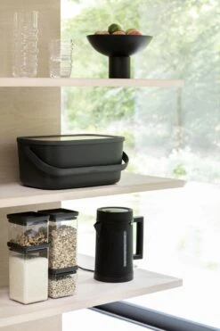 Brabantia Nic Broodtrommel - Met Bamboe Deksel - Dark Grey -Dagelijkse Benodigdheden Winkel 799x1200 2