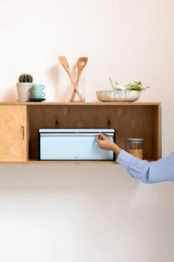 Brabantia Broodtrommel - Met Klepdeksel - Dreamy Blue -Dagelijkse Benodigdheden Winkel 800x1200 7