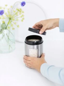 Brabantia Voorraadbus - 1,4 L - Matt Steel Fingerprint Proof / Matt Black Deksel - Met Venster 18 Brabantia Voorraadbus - 1,4 L - Matt Steel Fingerprint Proof / Matt Black Deksel - Met Venster -Dagelijkse Benodigdheden Winkel 895x1200 1